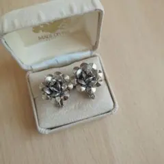レトロ　メタリックなお花のイヤリング　JAPAN