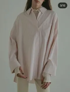 美品☆ETRE☆ピンクベージュ☆サイドスリットストライプシャツのサムネイル