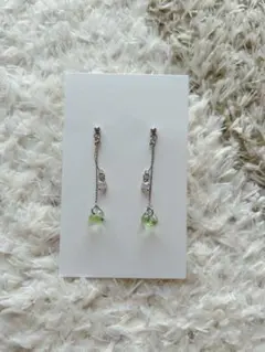 グリーンのロングハンドメイドピアス (金具変更可能)