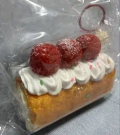 【新品 未開封】✨スクイーズ ✨いちごクリームロール