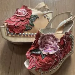 ✴︎Jeffrey Campbell厚底ウェッジソールサンダル 花柄刺繍スタッズ✴︎のサムネイル