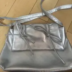 シルバー リボン付きショルダーバッグ