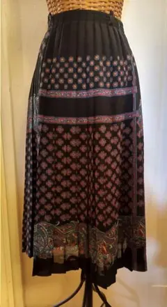 お値下げ❢昭和レトロ ブラック地に様々なプリントがあしらわれたエスニックスカート