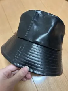 黒のバケットハットと白のニット帽セット