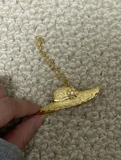 帽子　ブローチ