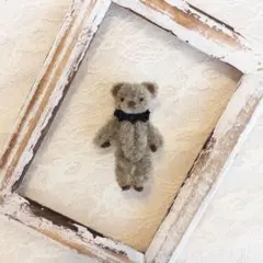 黒い首飾りをしたミニチュアテディベア モールベア