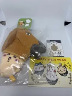 馬のぬいぐるみと新年カードとクリップ