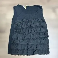 フリル付き黒タンクトップ