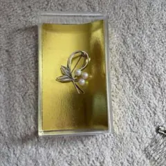 エレガントな花とパールのブローチ