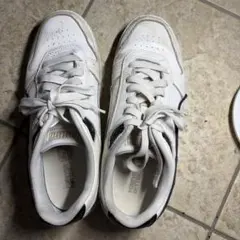 プーマ白スニーカー