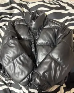 黒のテカテカダウン ショート丈