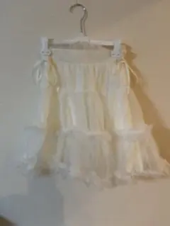 クリーム色 フレアスカート フリル付き
