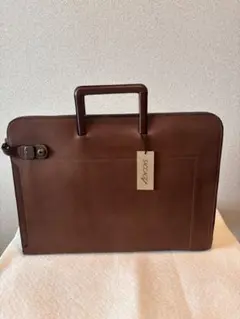 抜き手型の高質レザー ビジネスバッグ