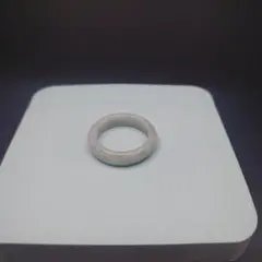 洗練された天然翡翠リング（うっすらグリーン色）