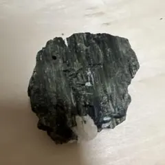 【天然石】原石 鉱物標本 深緑 クリスタル クォーツ共生