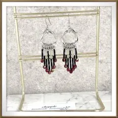 No.1599 ハンドメイドピアス　ハンドメイドイヤリング　揺れるピアス 赤