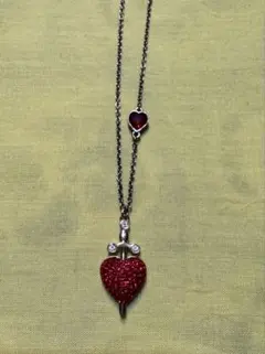 更にお値下げしました。スワロフスキーのハートにソードの赤ストーンネックレス