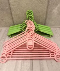 ピンクとグリーンの衣類ハンガーセット