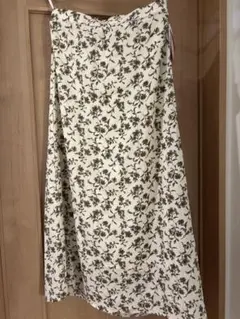 しまむら　tal.by yumi. 花柄　フレアスカート　LLサイズ　ホワイト