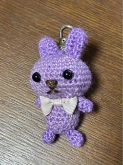 紫色のウサギ型あみぐるみ