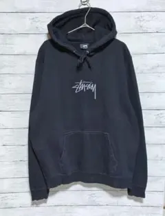 【即完売 大人気】ステューシー ☆刺繍センターロゴ パーカー ストックロゴ 黒 入手困難 ステューシー STUSSY パーカー M 【最高デザイン