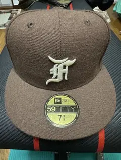 エッセンシャルズ ニューエラ フィッテッド キャップ