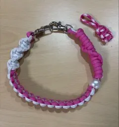 パラコード　スマホハンドストラップ　ピンク×白 チャーム付き