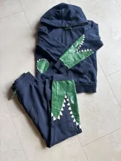 【送料込み】恐竜デザイン　キッズ　ジャージ上下　ジッパー　パーカー　130センチ