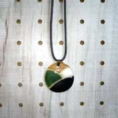 陶器製ネックレス　和風　渋め　大きめ　円形　ハンドメイド