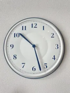 シンプルなアナログ時計 ホワイトとネイビー