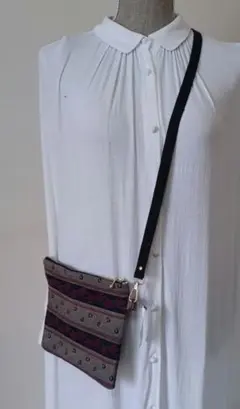 バンドメイド　花柄刺繍のポシェット