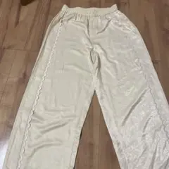 美品！ADAMETROPEクリーム色ワイドパンツ サイドスカラップデザイン