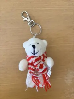 カナダ国旗スカーフのホワイトクマキーホルダー