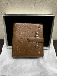 YUKIKO HANAI二つ折り財布 ブラウン 花柄型押しのサムネイル