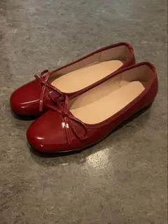 赤いリボン付きパンプス