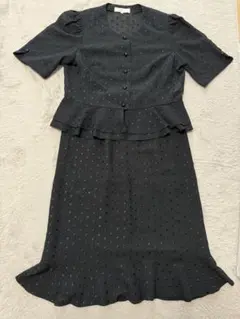 黒のフリル付きペプラムセットアップ