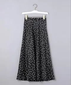 ＜UNITED ARROWS＞サテン ドット セミフレア スカート