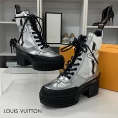 ヴィトン ローリエートライン ロゴ レザー パテント ショートブーツ シルバーのサムネイル