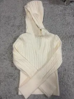 アイボリー ケーブル編み フード付きセーター