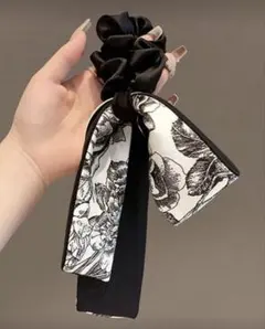 【新品未使用】　花柄リボン付きサテンシュシュ　大きめ　韓国　ブラック　ホワイト