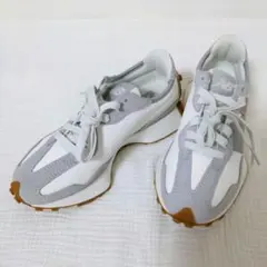 【美品】New Balance 327 ホワイト/グレー スニーカー 22.5のサムネイル
