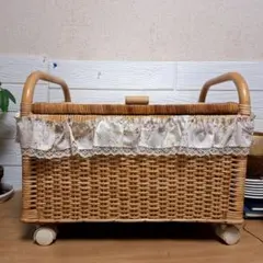 【美品】キャスター付き ラタンバスケット 蓋付き 収納カゴ レトロ フリル