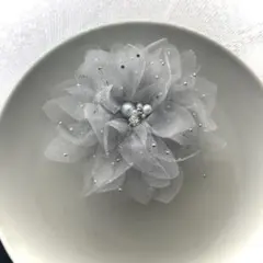 424 SALEハンドメイドコサージュ　卒園式入園式　ふわふわグレー×パール