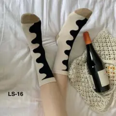 ソックス ウェーブ柄 モノトーン 北欧風 レディース 靴下 アート 白黒 B0k