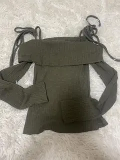 オリーブグリーン オフショルダー ニット 肩出し 冬服