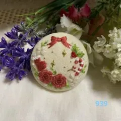 ハンドメイドくるみボタン刺繍ブローチ♡クリスマスリース