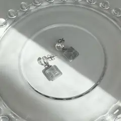 スクエア ピアス クリア×グレー けむりデザイン