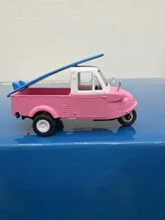 ピンクのサーフボード付き三輪トラックミニカー