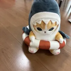 サメの着ぐるみを着た猫のぬいぐるみ 浮き輪付き