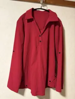 赤い長袖シャツ ボタン付き